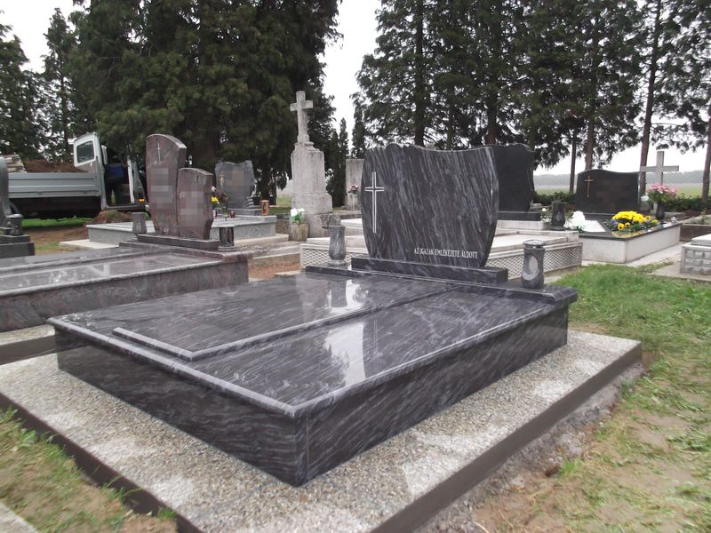 Unsere Werke - Grabmale aus Granit und Marmor in Ungarn